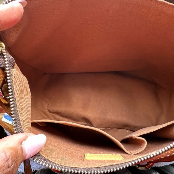 Louis Vuitton monogram bag in Excellent condition with purchase LV lock and key. - Picture 16 of 17